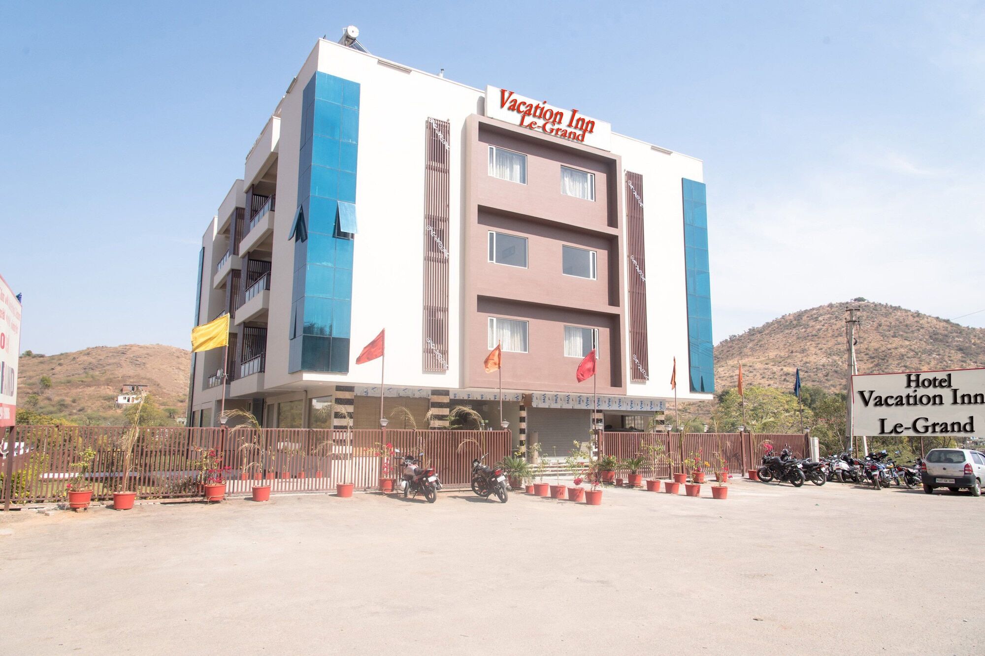 Tulip Le Grand Hotel Udaipur Exterior photo